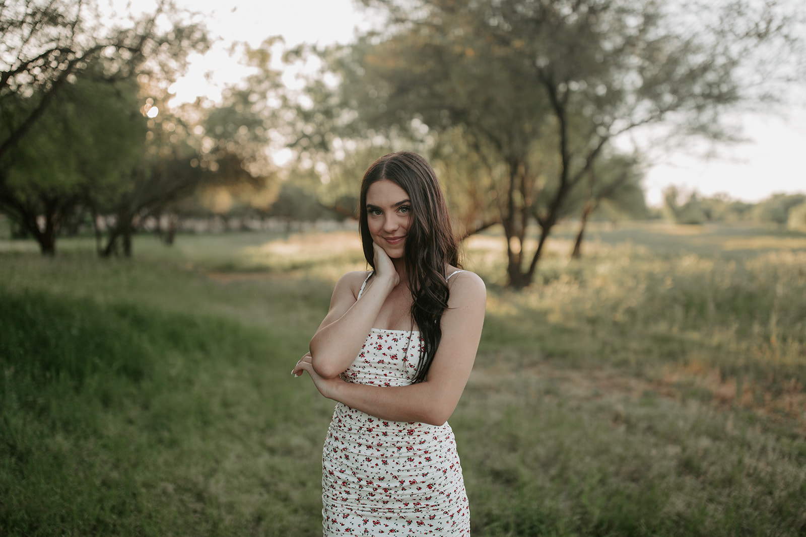 Arizona Spring High School Senior Session | Sophie Taylor | DMHS 2020 by Isabella Lusk Photography. This blog post includes senior portrait outfit and posing ideas. Book your Arizona senior portrait and browse the blog for more inspiration #photography #seniorsession #portrait #outfitinspiration #Arizonaphotographer